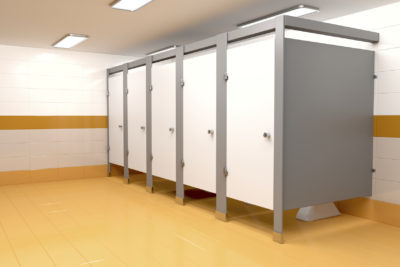 Kabiny sanitarne WC HPL – charakterystyka i budowa