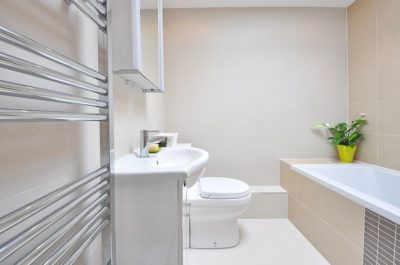 Dlaczego łazienka przecieka – główne błędy podczas wykończenia