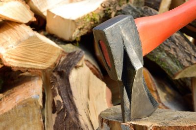 Jak rozłupywać drewno siekierą?