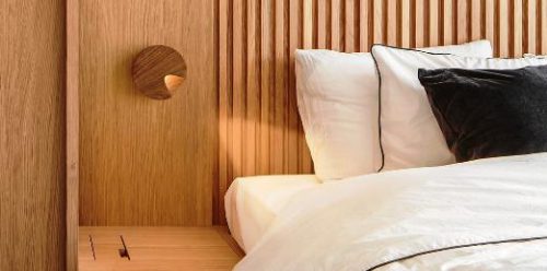 Nowoczesne kinkiety do sypialni – alternatywa dla lampek nocnych