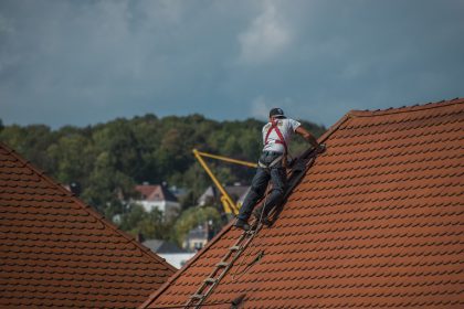 O czym pamiętać kładąc dach?