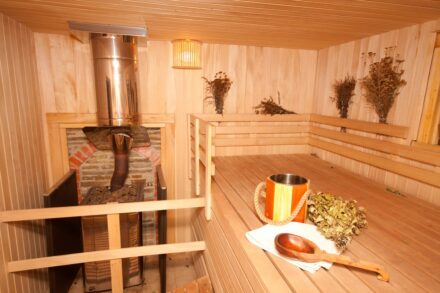 Jakie zadanie pełnią kominy w saunach?