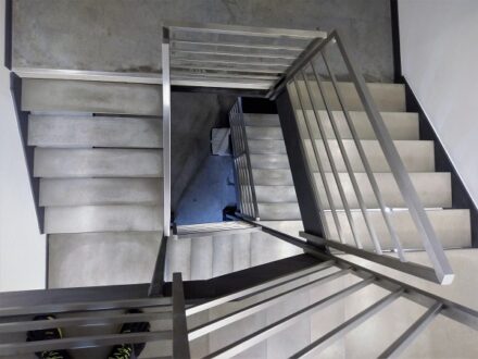 Jak wykończyć i zaaranżować schody z betonu architektonicznego?
