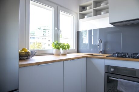 Projekt kuchni w małym mieszkaniu – jak to zrobić dobrze?